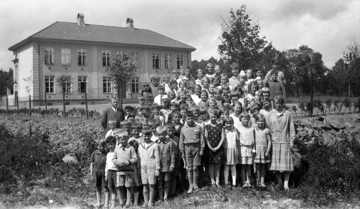 Skoleklasse foran Bygdøy skole. Skolen stod ferdig i 1926. Lærer Vilhelm Hovland til venstre i bildet.