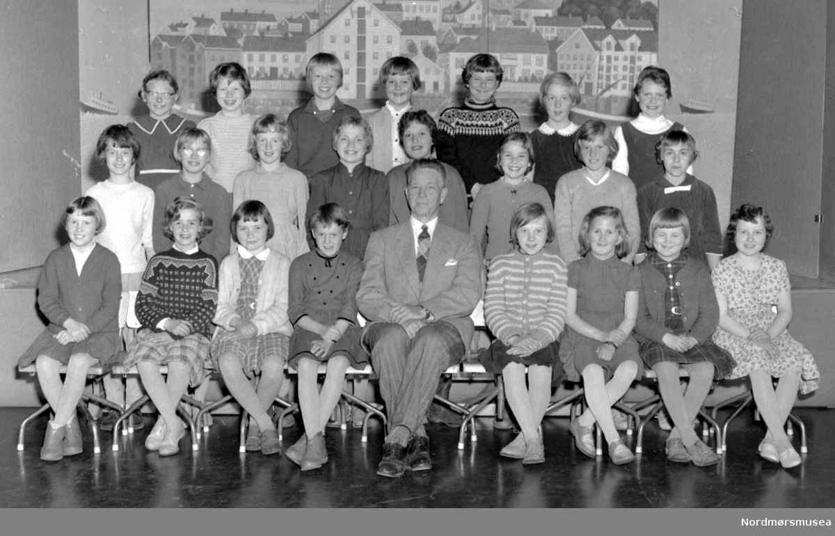 Skoleklasser ved Nordlandet skole, på Nordlandet i Kristiansund. Bildene er datert til 1960. Fotograf er Nils Williams. Fra Nordmøre museums fotosamlinger.