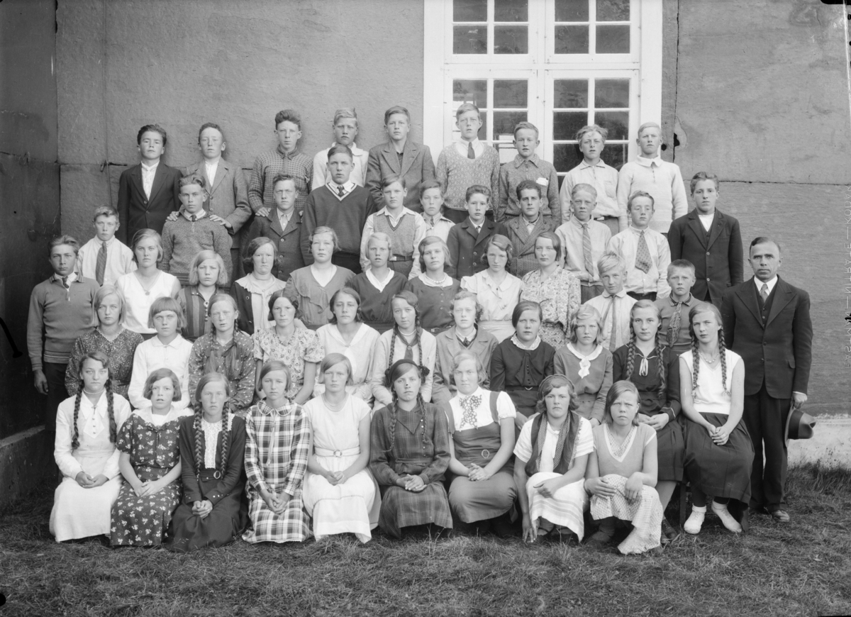 Konfirmanter i Dovre 1933. Presten Richard Kreutz til høyre