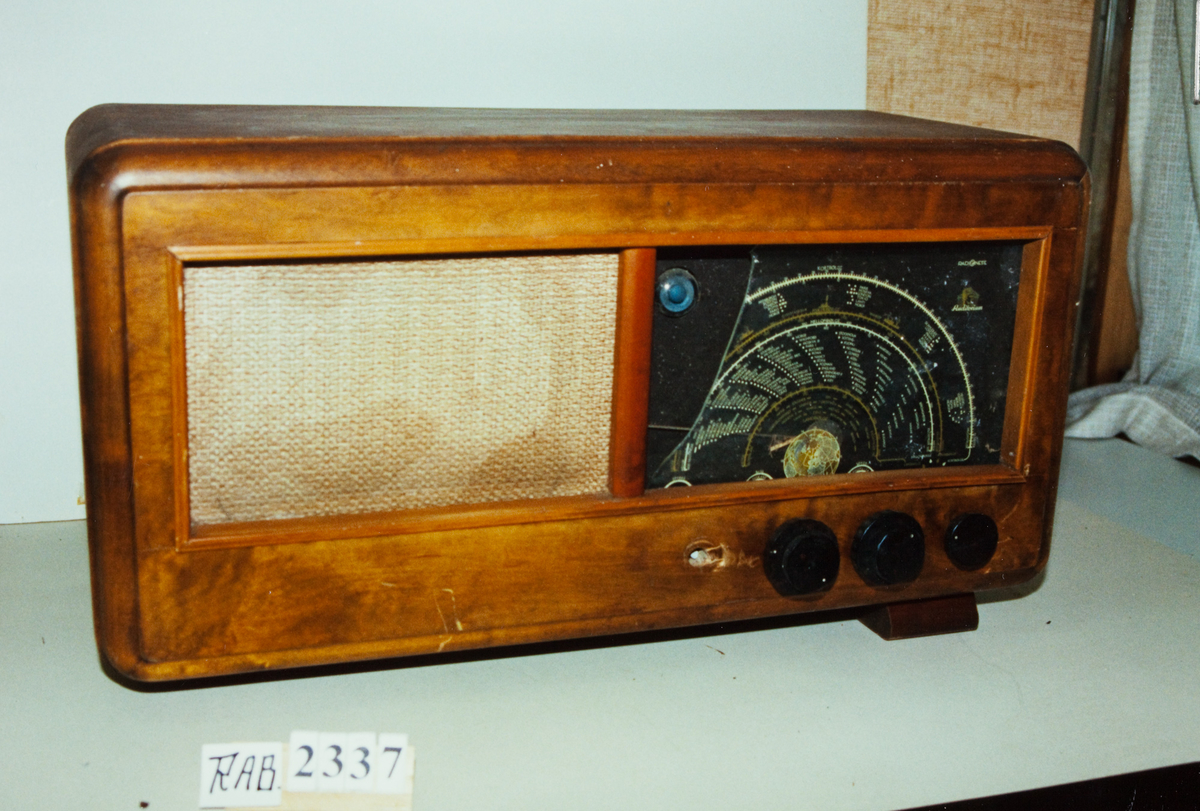 Gammel radio.
Skala er delvis knust.
(12.04.97)