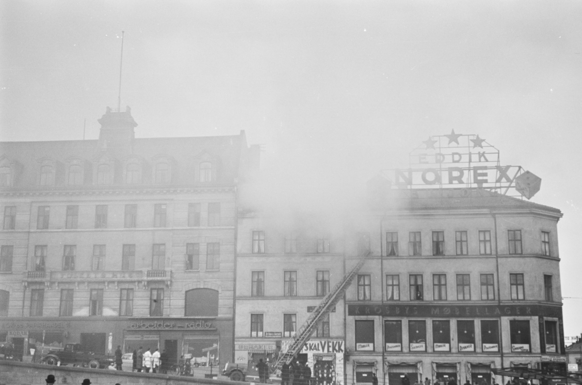 Brann i forretningsbygg i Youngsgate i Oslo