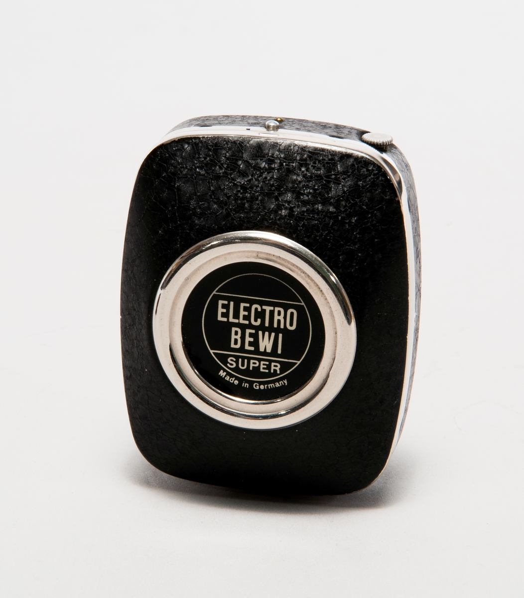 Exponeringsmätare Electro-BEWI typ Super, för stillbilds- eller filmfotografering. I läderfodral med blixtlås.
Nr på baksidan: B3793.