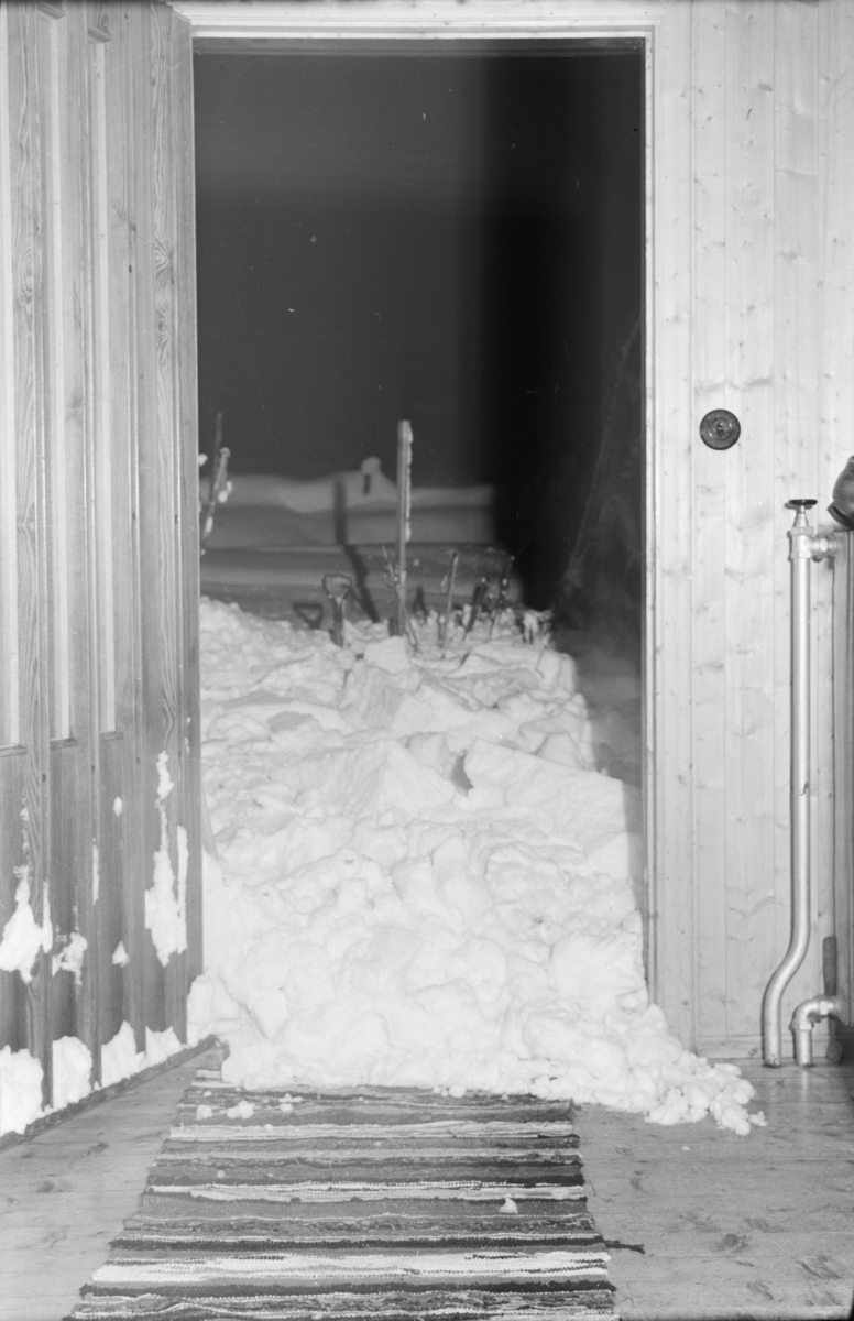 Inngangsdør med mye snø i døråpningen