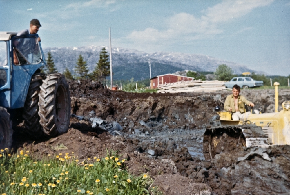 Leirfjord, Leland. Bygging av det nye sykehjemmet. På traktor er Jørgen Hjartland og på gul gravemaskin sitter Torbjørn Gyth.