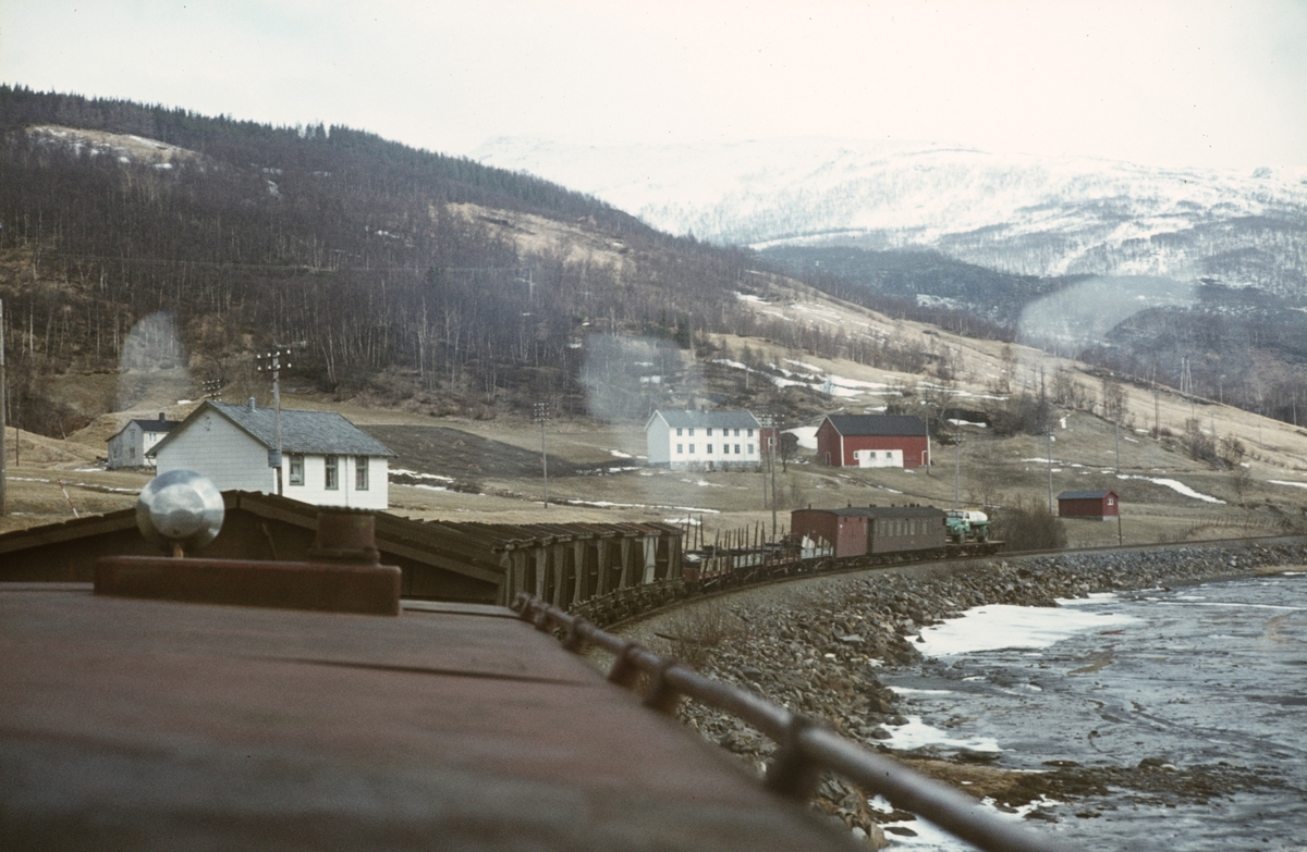 Utsikt fra diesellokomotivet SAULO på Sulitjelmabanen ca. 300 meter vest for Gjemgam holdeplass, underveis til Finneid stasjon