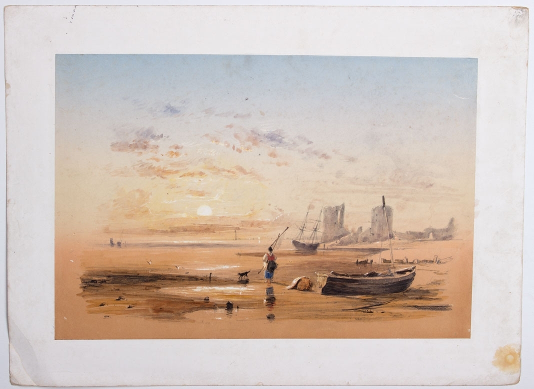 Akvarell som viser fiskebåter på stranden. Kvinne med rød vest bærende på fiskeredskap samt en hund går på stranden. Slottsruiner sees i bakgrunnen.