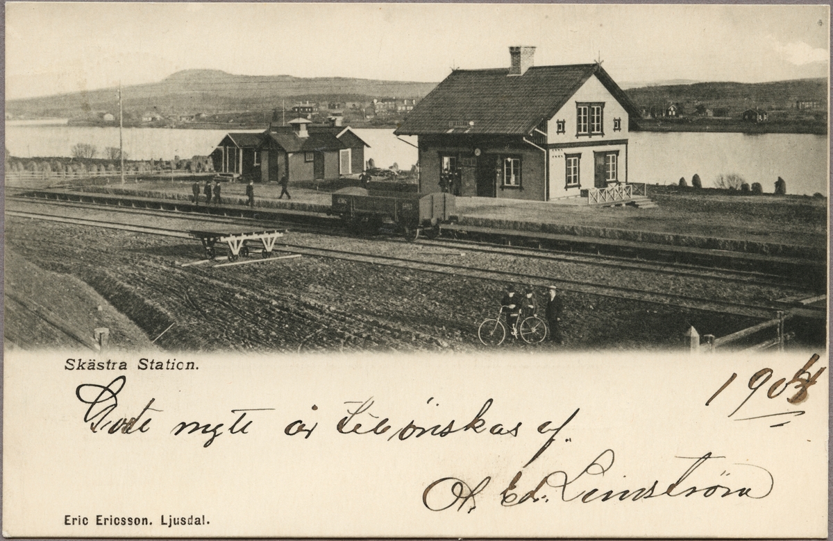 Skästra station och Ljusnan i bakgrunden.