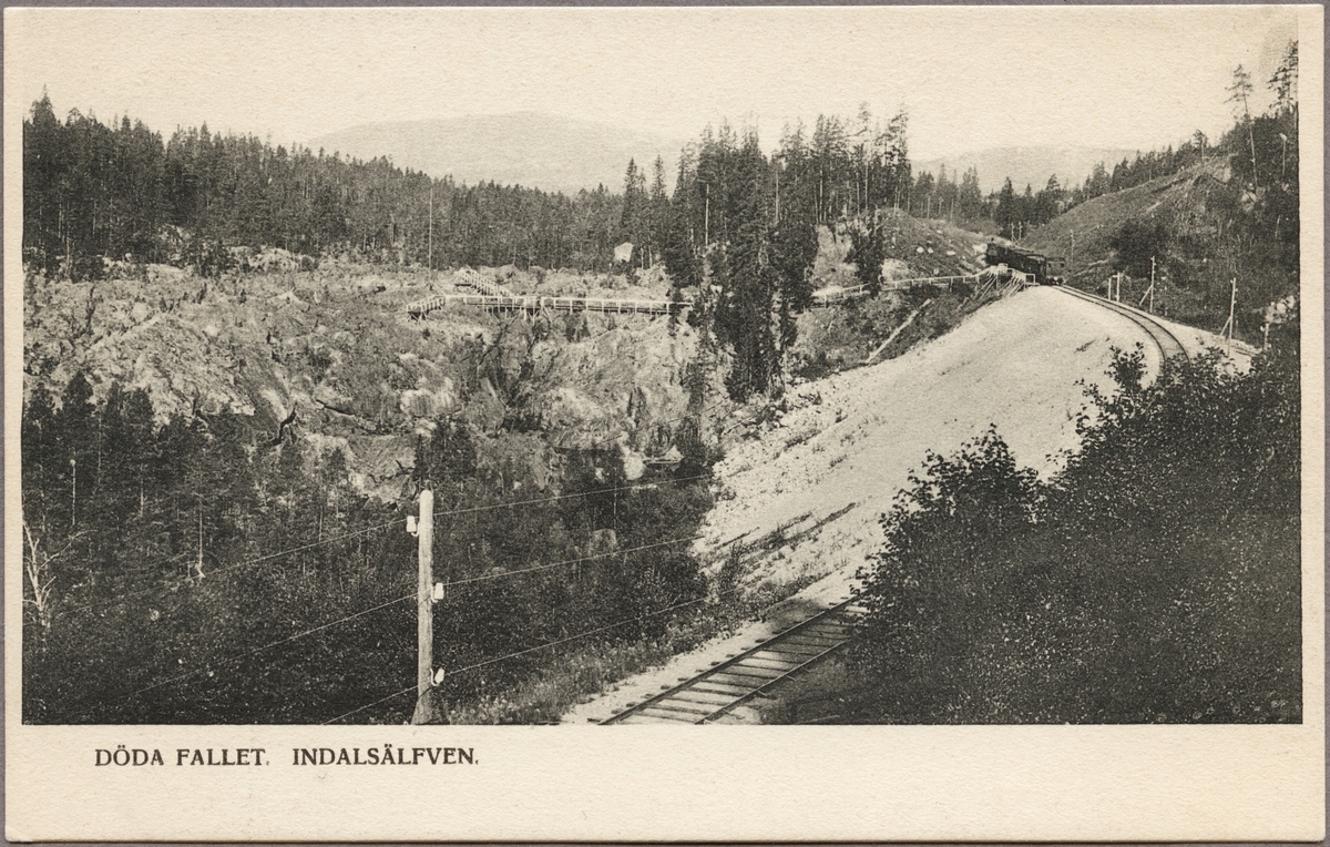 Järnvägen går förbi Döda Fallet på linjen mellan Ragunda och Bispgården.