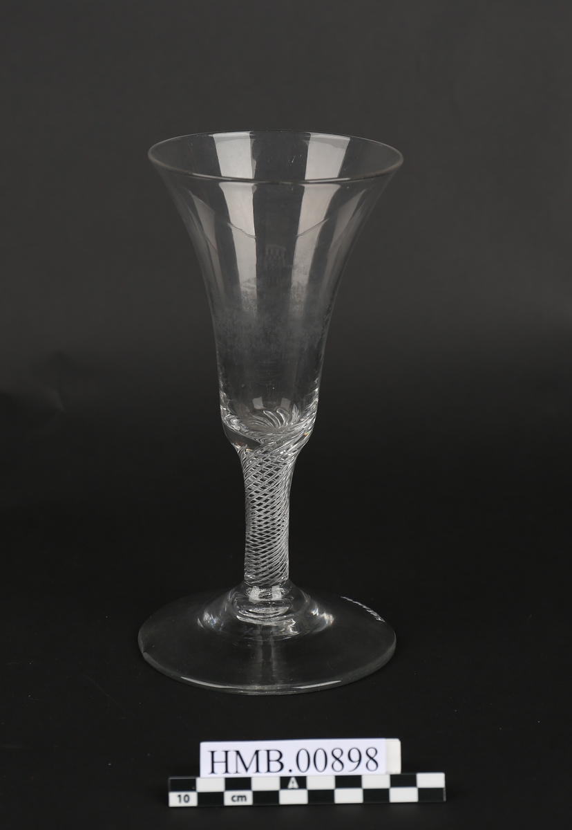 Stettglass med spiraldekor i stilken.