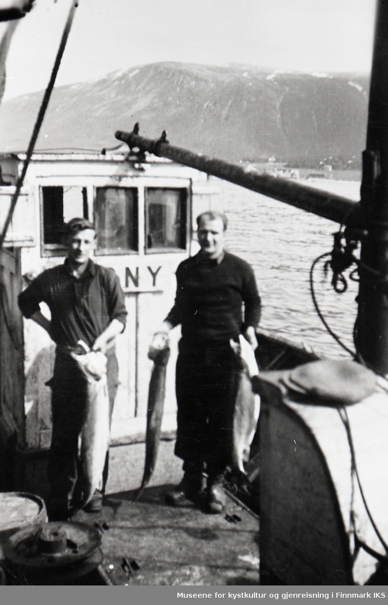 Laksefjorden. Rudolf Jervidal (t.v.) og Kaare Richter Hanssen med stor laks ombord M/k "Erny". Juni 1945.
