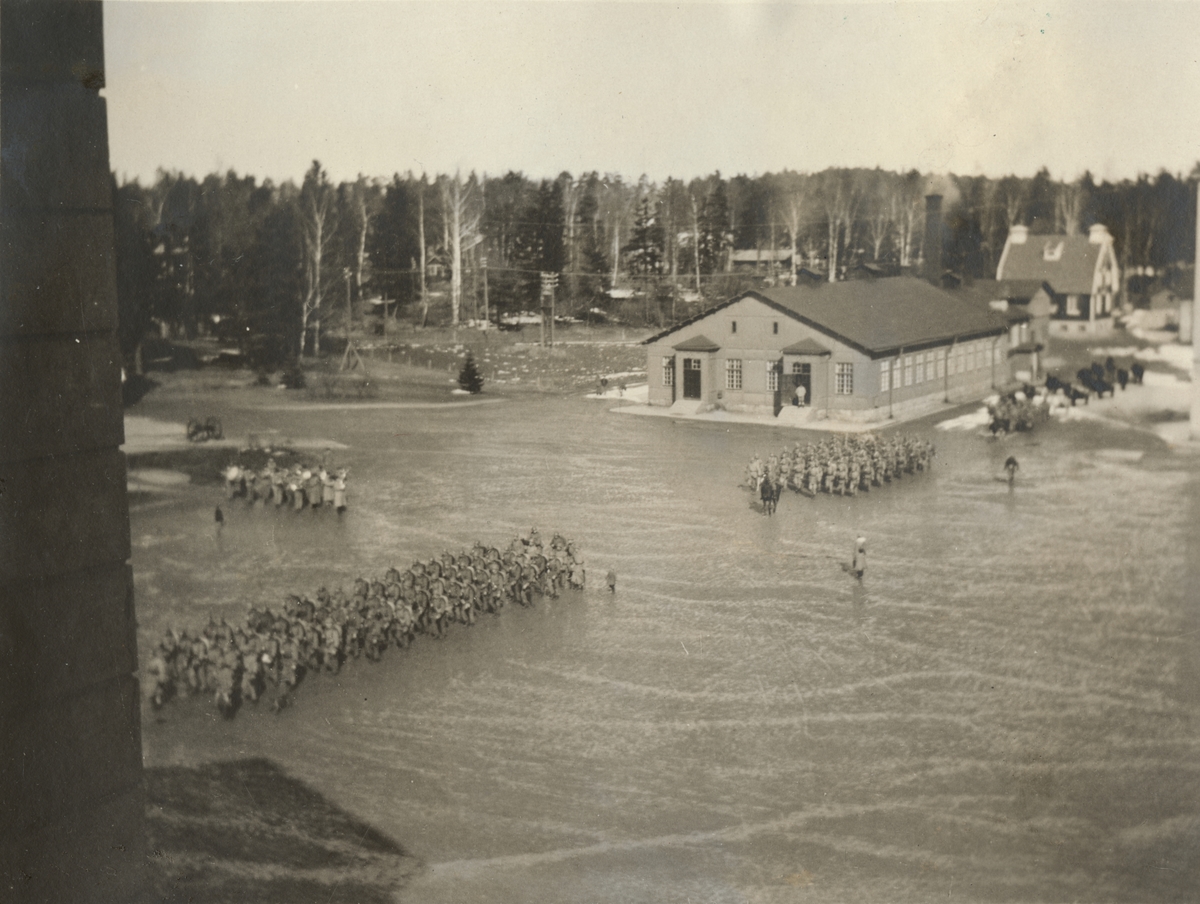 Text i fotoalbum: "Bilder från förberedelserna för regementets deltagande i 1925 års vår-manöver å Järvä-fältet".