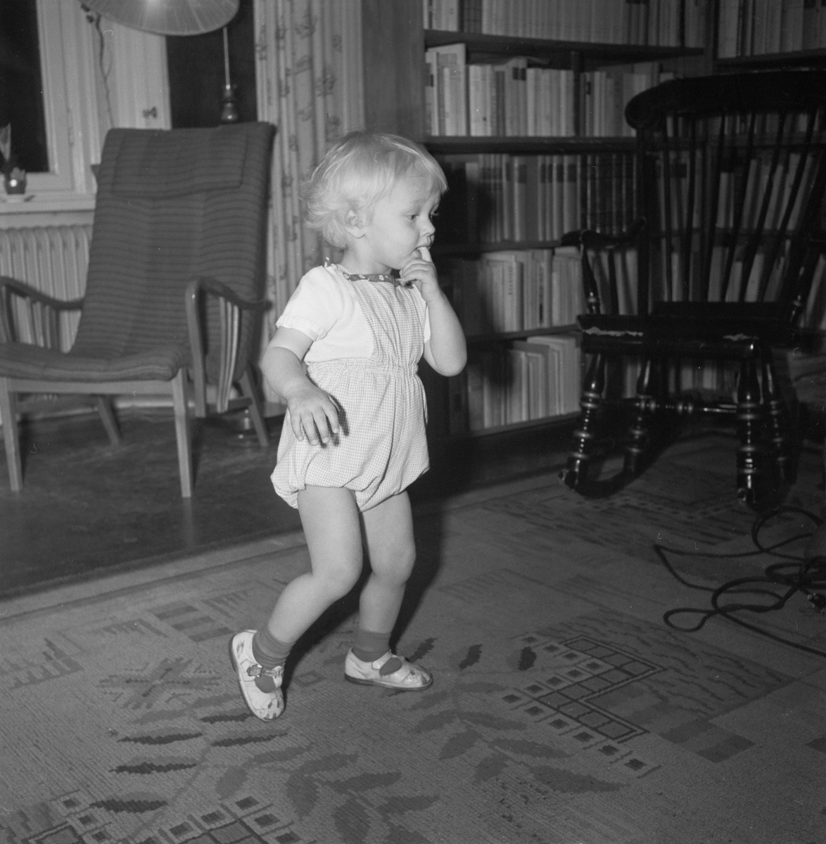Pojke står på matta, Uppsala 1952