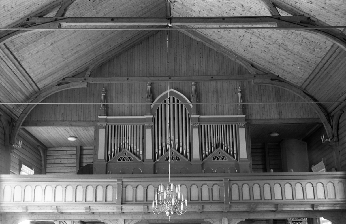 To interiørbilder fra Nordlien kirke i Østre Totenjuli/august 1957. Bildene er tatt mot orgelet.
