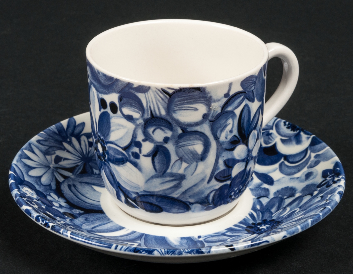 Kaffekopp. Blått mönster, titel Blå blomster.
VDN-märkt V555
Gefle
Sweden