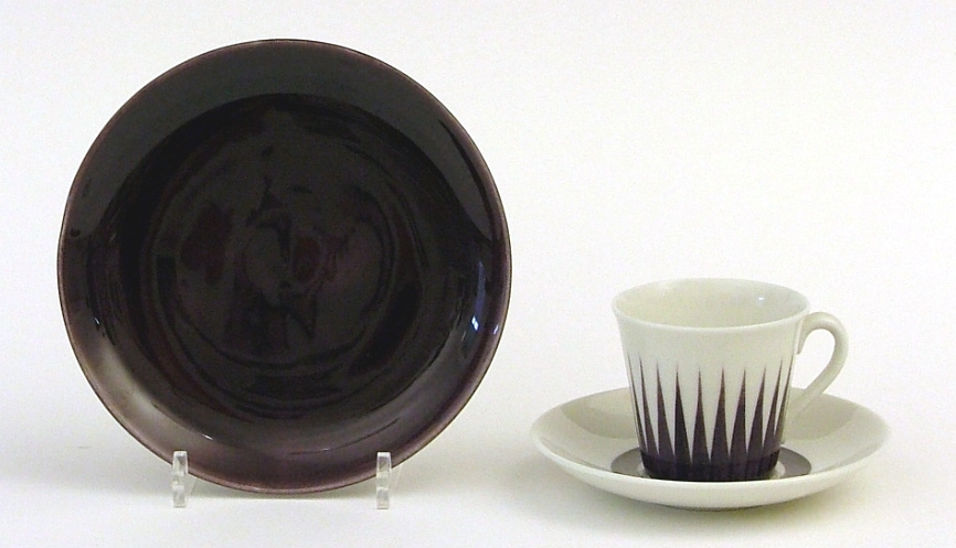 Fem stycken kaffekoppar med fat och assietter, modell E, handmålad dekor Astra. Dekoren skapad av chefsdekoratör Eugen Trost.