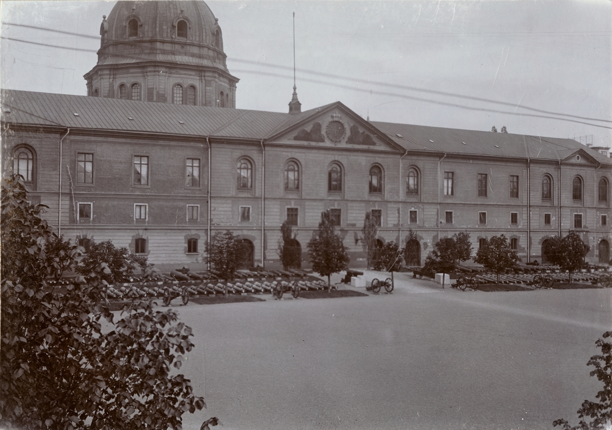 Byggnad för Artillerimuseum (nuvarande Armémuseum) och Artilleri- och ingenjörhögskolan i Stockholm.