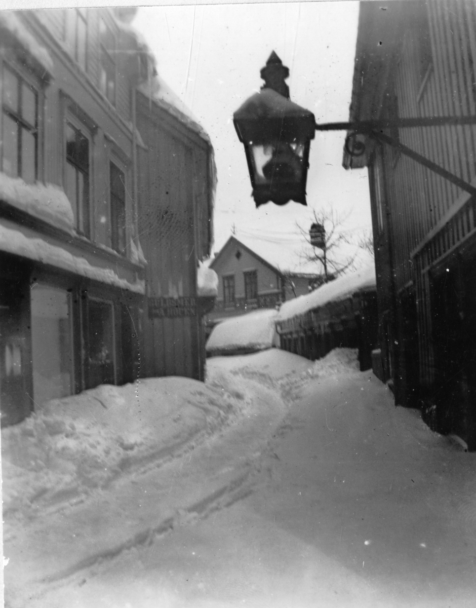 "Store Rådhusgate" ved gullsmed A. Houen i Kragerø - Snøvinteren, 1901/02