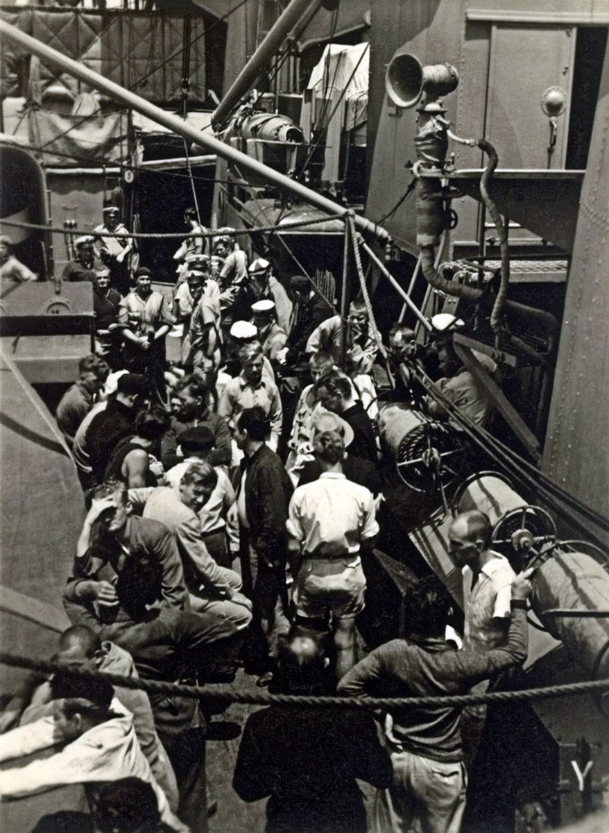 Tyske krigsfanger på dekket til HMAS 'Adelaide'.