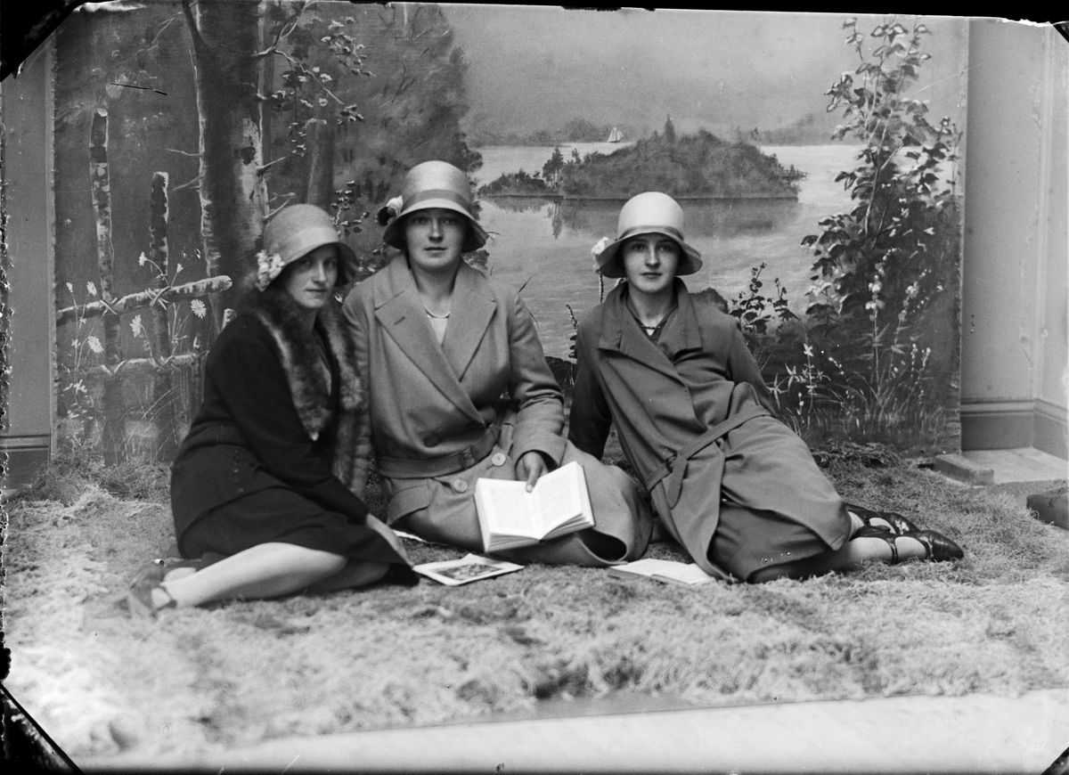 Tre kvinnor i kappa och hatt, Östhammar, Uppland
