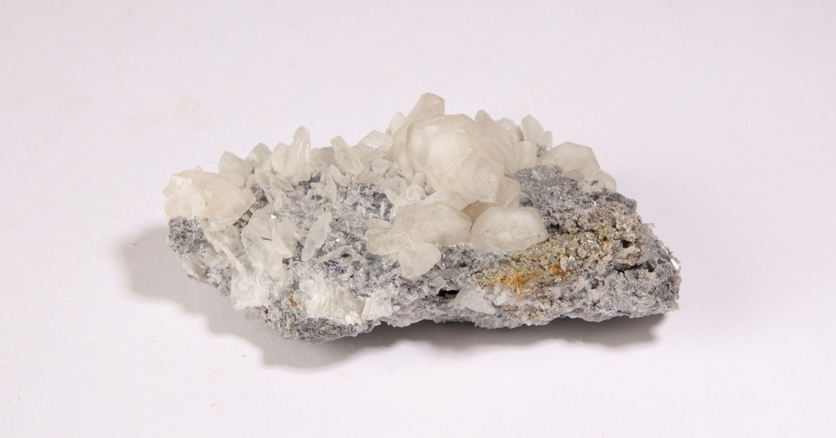 Diskosformede krystaller av kalsitt på grå matriksl.
Mildigkeit Gottes gruve, 84 m.