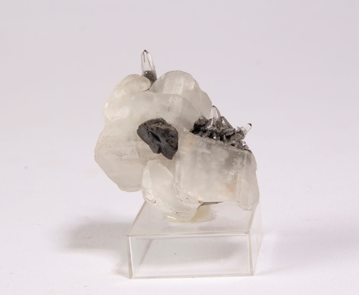 Krystall av sinkblende sammenvokst med kalsitt. Krystaller av kvarts har vokst på kalsitt.
Gottes Hülfe in der Noth, 150 m.