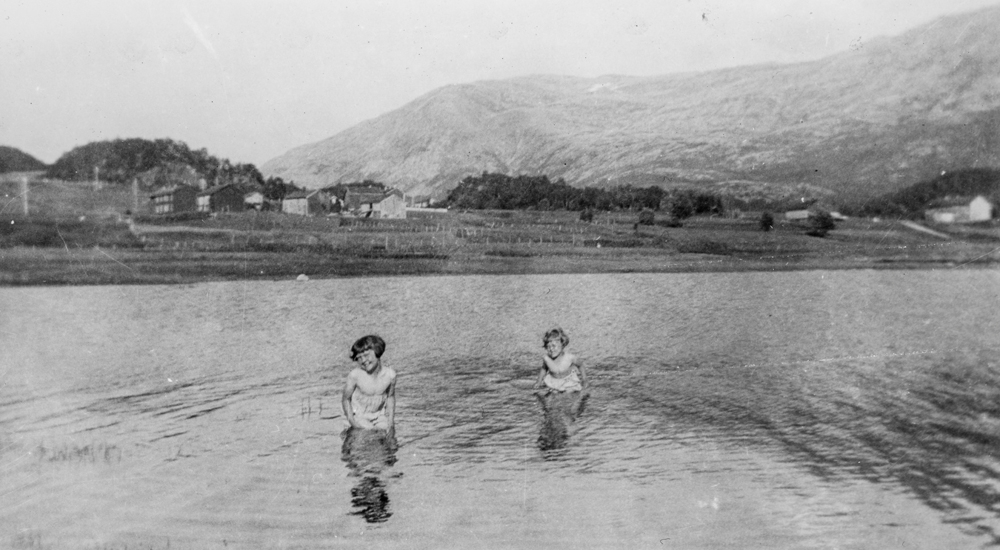 Leirfjord, Leira, Leirosen. Bading i sjøen i Leirosen for to unge jenter. F.v.: ukjent, Randi Sommerseth f. 1925. Bak sees Leirgårdene og fjellet Klampen.