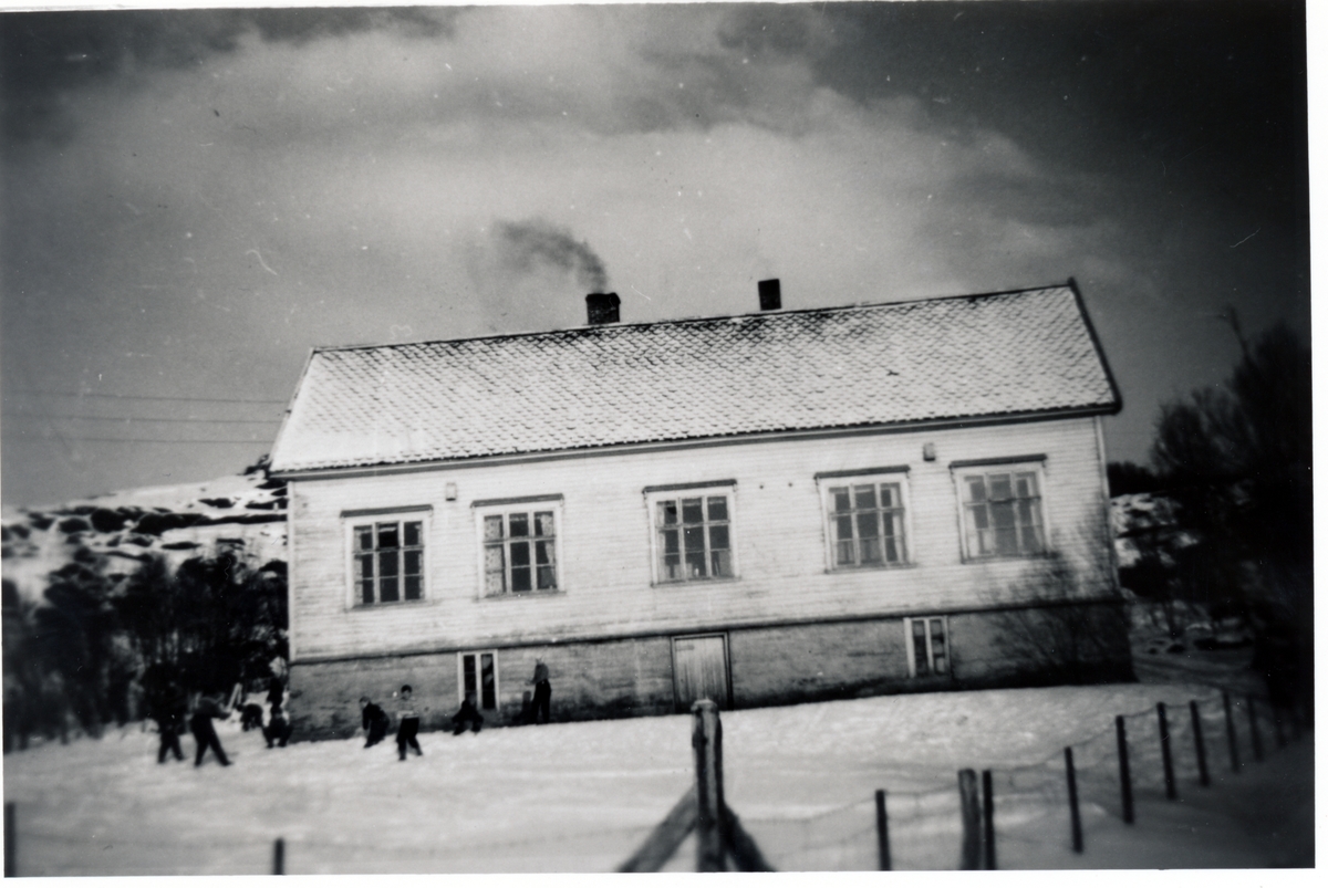 Barna leker i friminuttet ved gammelskolen på Å i Tranøy. 1957-58.