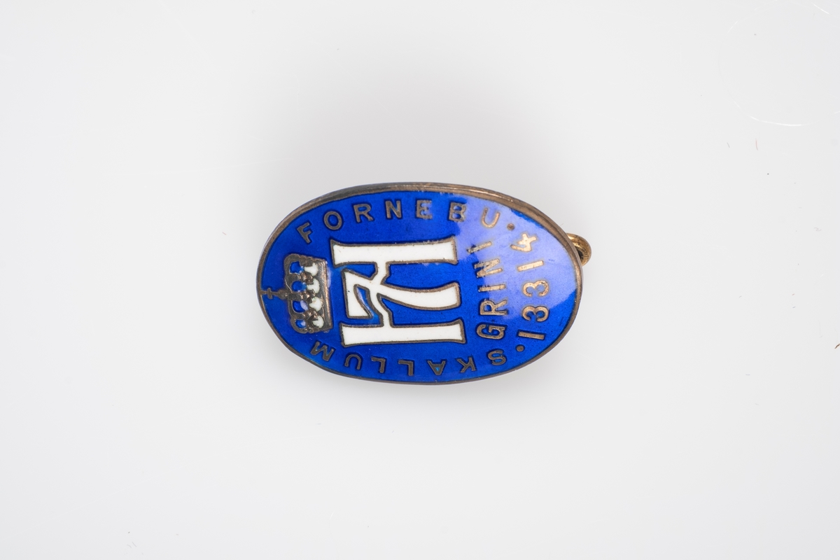 Et lite ovalt merke (nål) i blått med med Haakon VII monogram.