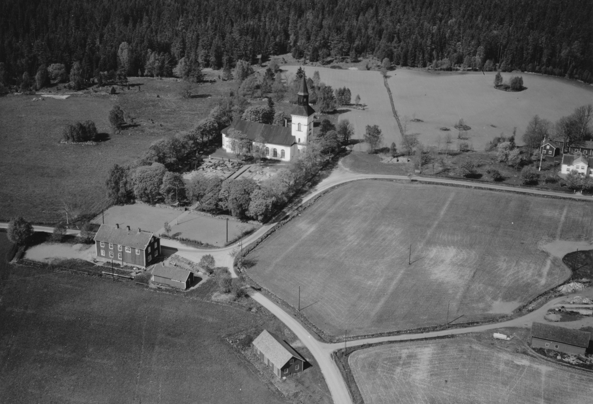 Flygfoto över Svartorps kyrka i Huskvarna kommun.  Nr R 617.