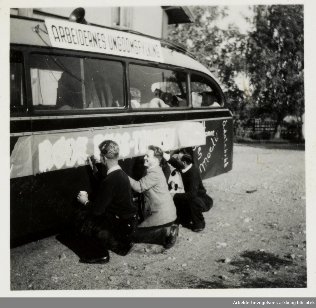 Den Røde Buss, AUF. Album av Magnus Nilsen. Østlandsturneen 30 august - 6 oktober 1950. Tekst i album: Ny buss måtte til.