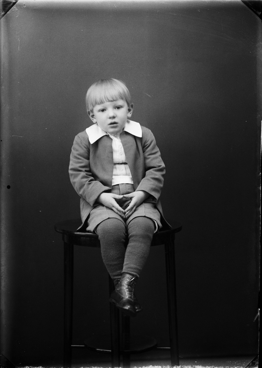 Ateljéporträtt - son till Gunnar Malmgren från Nerhammaren, Harg socken, Uppland 1931