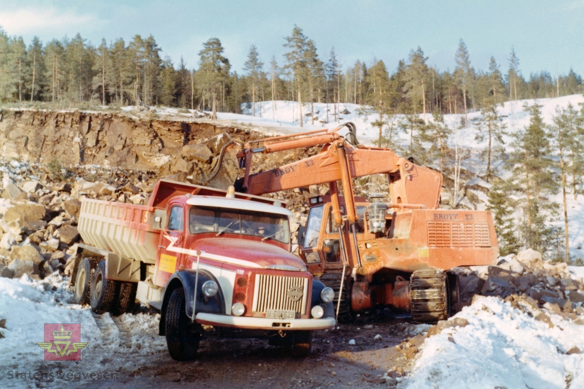 Veganlegg, opplasting og transport av sprengt stein. Volvo lastebil med registreringsnummer  H-606629 og Brøyt X3 gravemaskin.