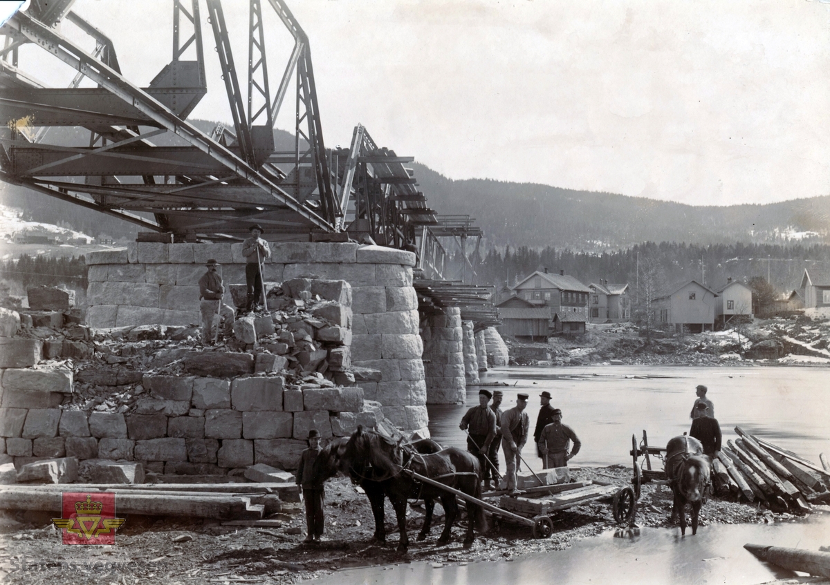 Vikersund bru over Drammenselva etter utløpet fra Tyrifjorden. Her fra bygging av fagverksbru  som i 1899 erstattet tidligere trebru. Murte pilarer fra den gamle trebrua fjernes.