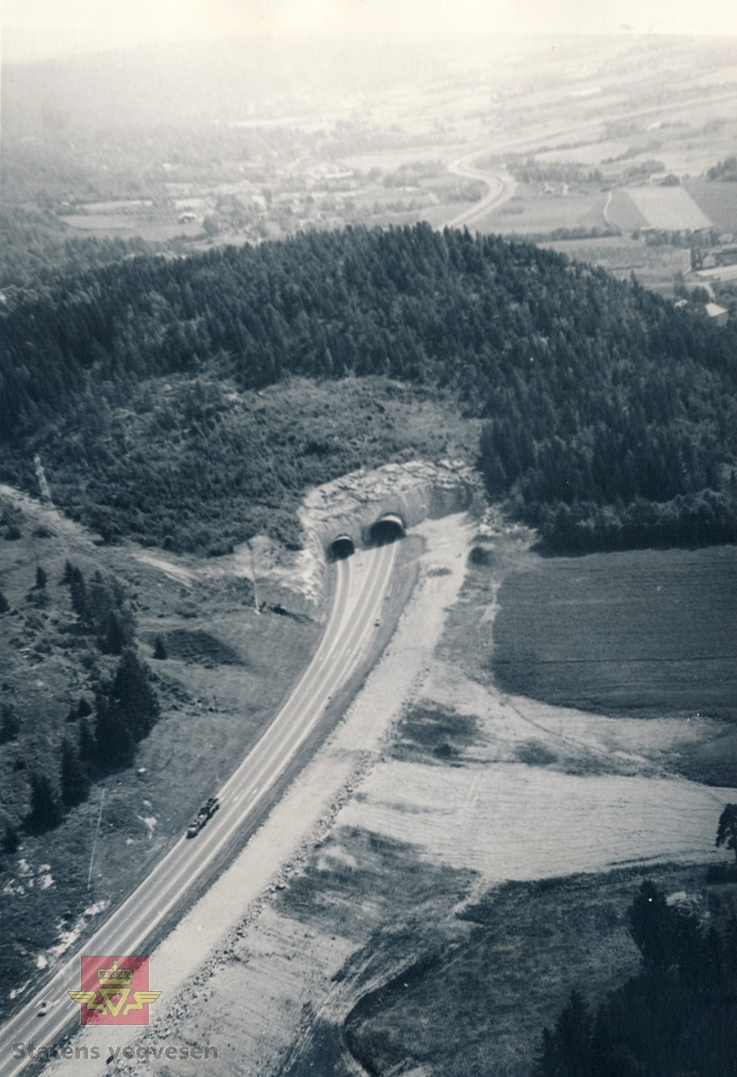 Motorveg E18 Lierbakkene, åpnet i 1967 med to kjørefelt pluss krabbefelt (stigning 5%). Bildet er tatt i retning Drammen mot Fosskollen tunnel. Gjenstående; vegdekke to kjørefelt samt to-felt tunnel gjennom Fosskollen, alt i retning mot Drammen. E18 Lierbakkene var det første motorveg-prosjektet i Buskerud.