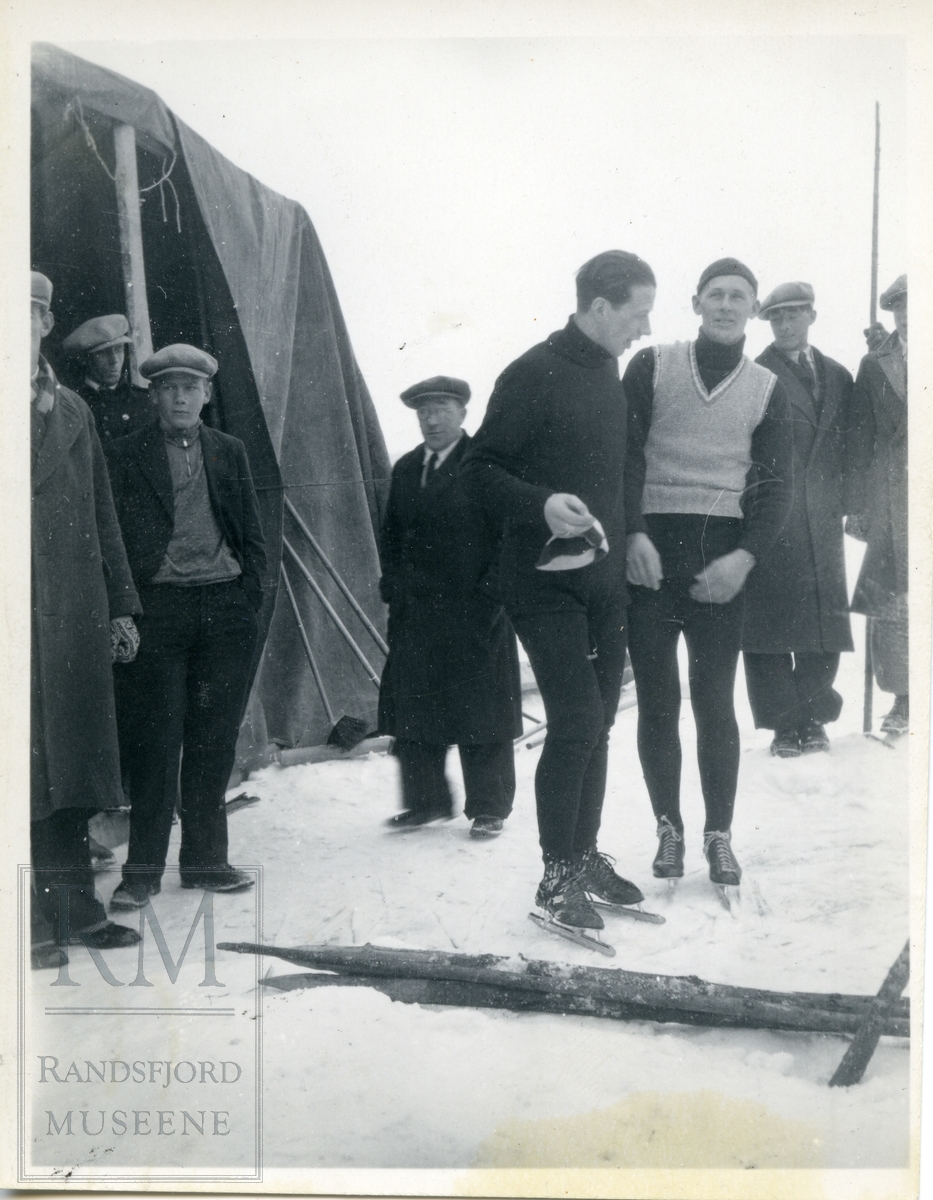 Skøyteløperne Hans Engnestangen og Michael Staksrud med flere stående utenfor et telt