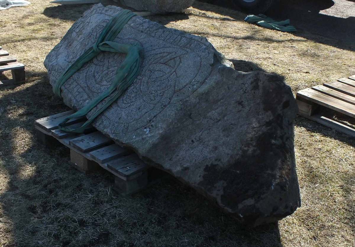 Arkeologisk kontroll, U1026 upplagd på lastpall  med runristningen uppåt, Kunsta, Lena socken, Uppland 2019