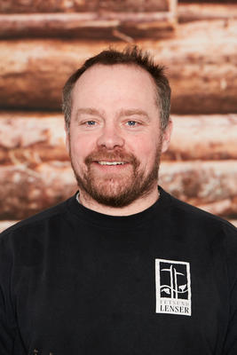 Mann med skjegg kledd i svart Fetsund lenser genser. Foto/Photo