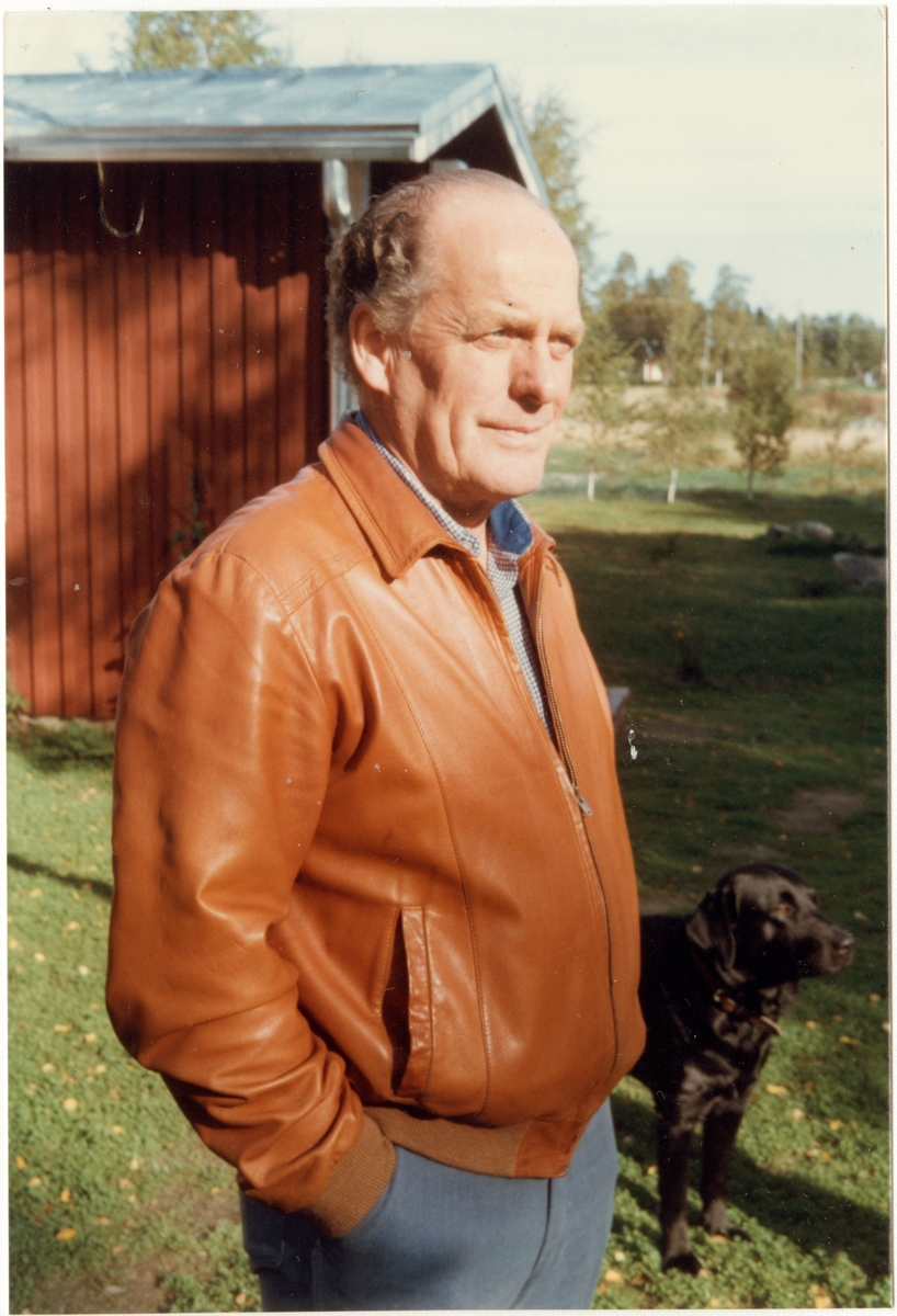Uno Friman, Eskilstuna pensionerad från Trafikaktiebolaget Grängesberg - Oxelösunds Järnvägar, TGOJ 1982 anställdes 1945. Uno bor som pensionär nära havet på finska sidan av bottenviken.