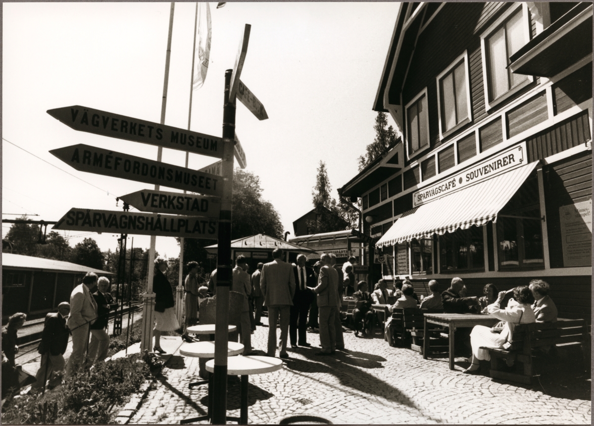 Deltagare från Trafikaktiebolaget Grängesberg – Oxelösunds Järnvägar, TGOJ-dagen utanför statonshuset i Malmköping som idag är huvudbyggnad för Svenska Spårvägssällskapet med café och souvenirbutik.