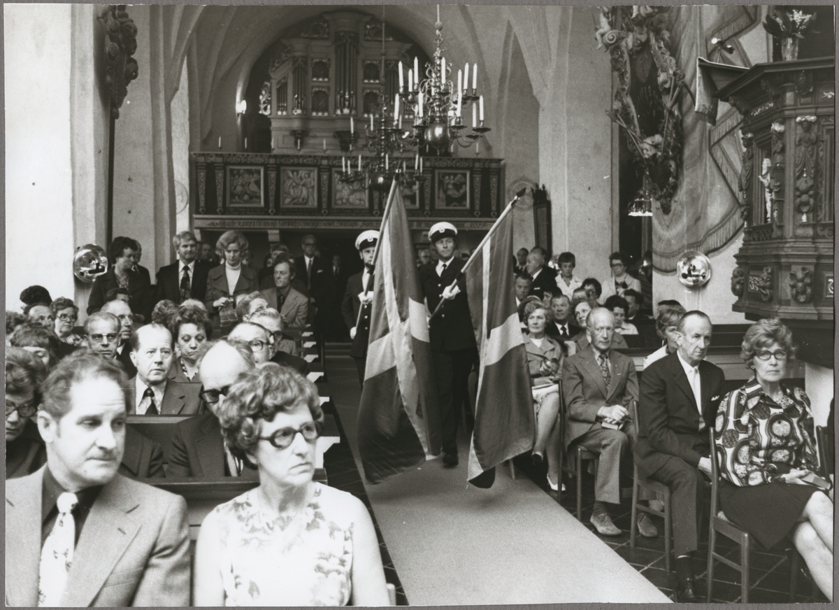Jubilarer och fanbärare i Torshälla kyrka maj 1975.