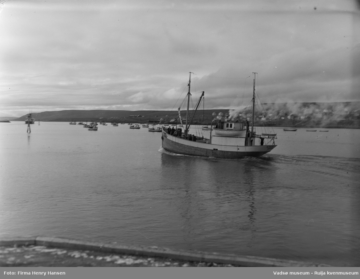 Vadsø 16.9.1951, fiskebåt på havna, på tur mot vest. Båten er MK "Stein Odin", kjennetegn F19VS, eid av brødrene Magnus og Thoralf Ballo, Vadsø.