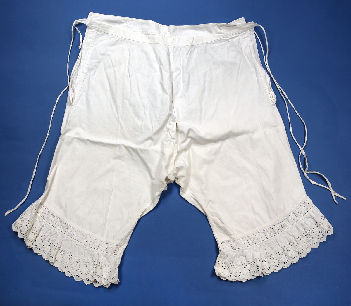 Hvite. lange underbukser med blondekant nederst og knyting i begge sider.