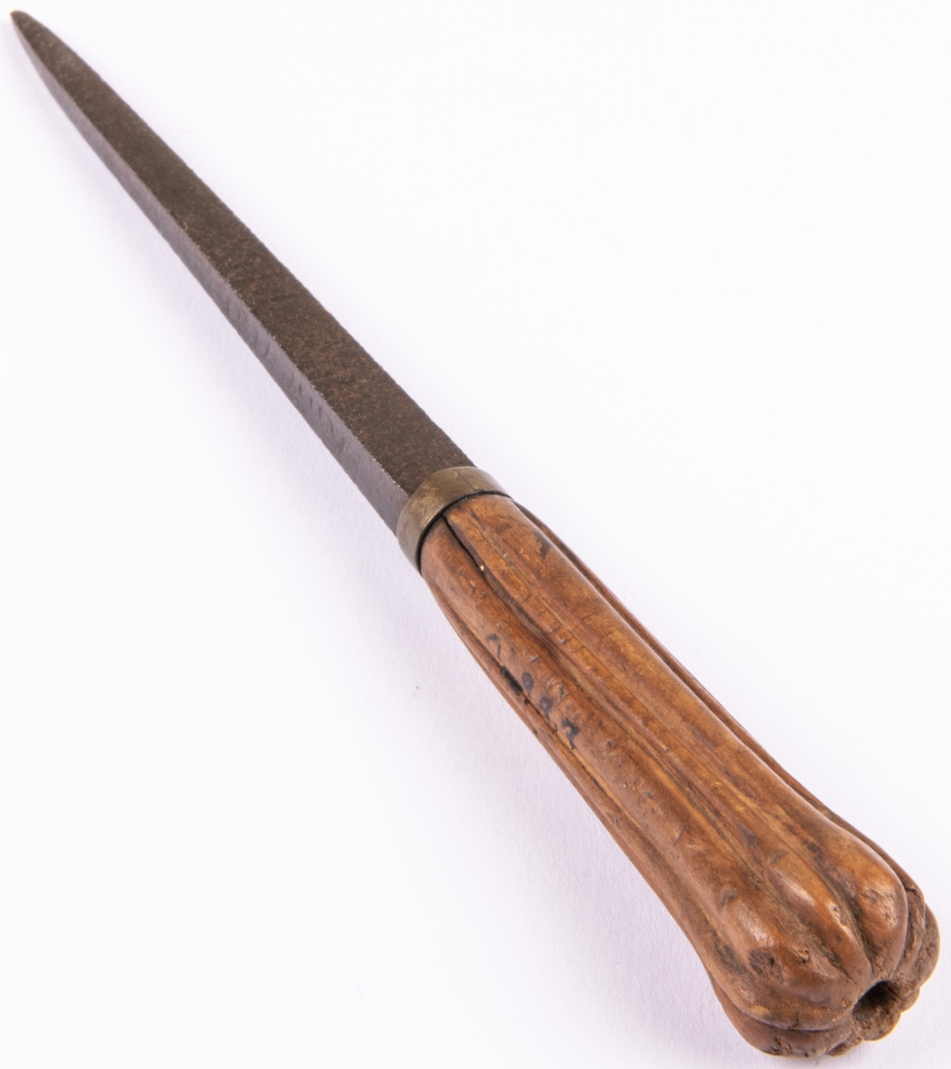 Bryne av stål på kort träskaft med längsgående ränder, rokoko. Märkt: "Knif Stål Åhr 1770".