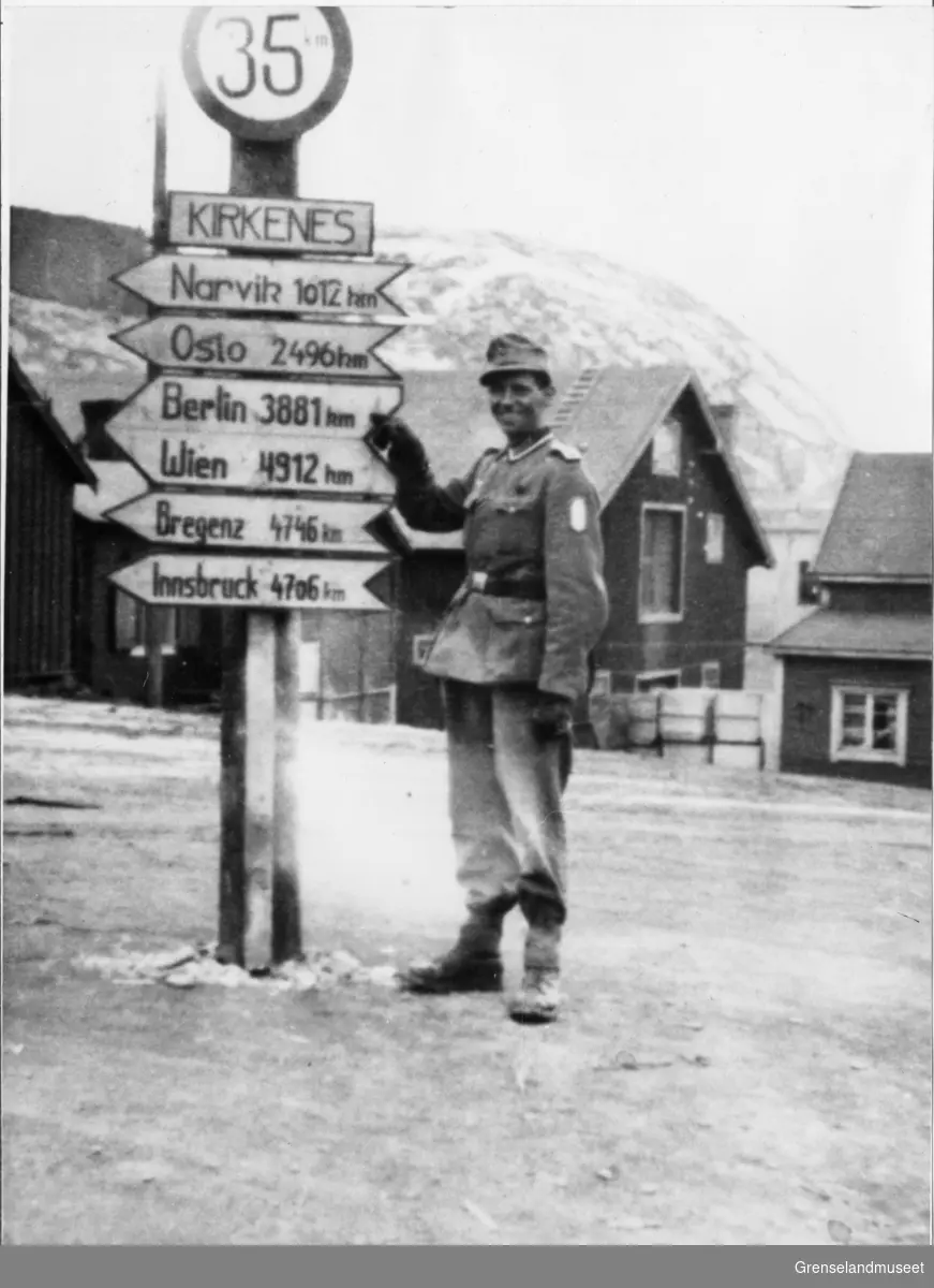 Kirkenes våren 1941. På plassen foran postkontoret.
Tysk underoffiser fra 2. Gebirgs Divisjon. narvikskjold på venstre erme.
