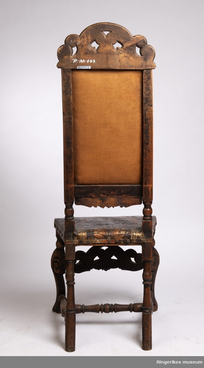 Gyldenlærstol i barokk stil datert til 1720. Blomstermotiv i rygg og sete