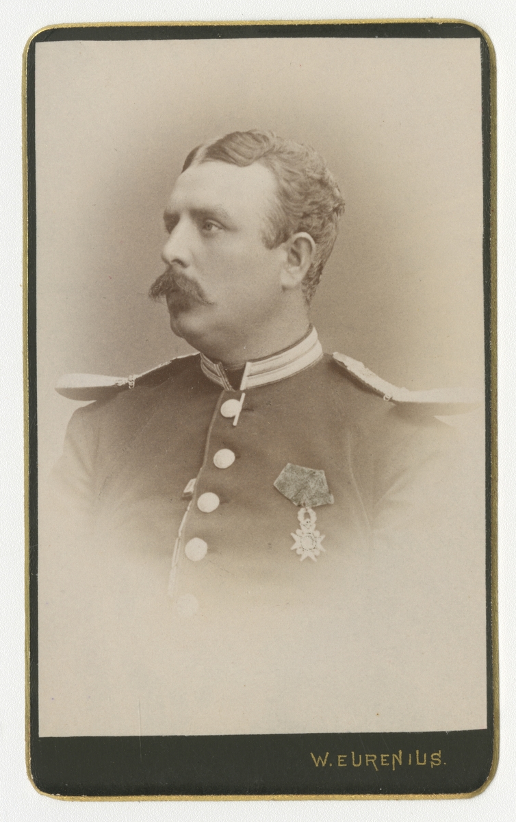 Porträtt av Hugo William Hamilton, officer vid Svea livgarde I 1.

Se även bild AMA.0007485 och AMA.0007499.