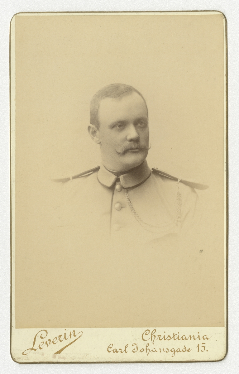 Porträtt av okänd norsk officer.