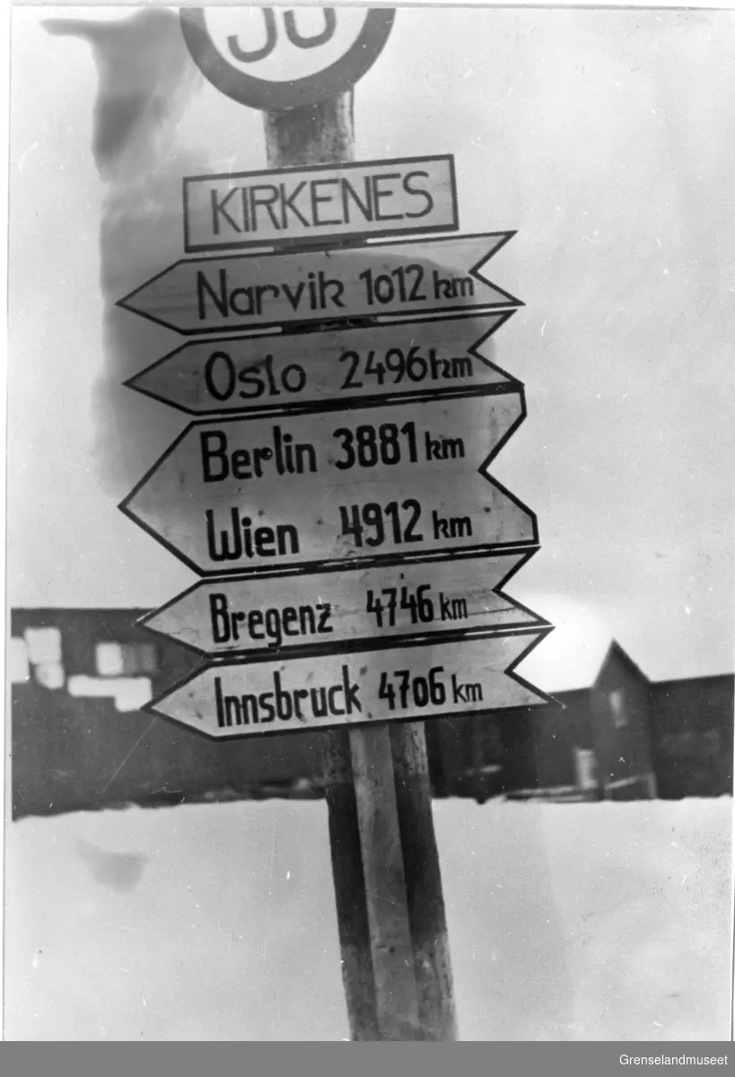 Kirkenes 24.11.1940. Veiviser på Lønboms Plass.