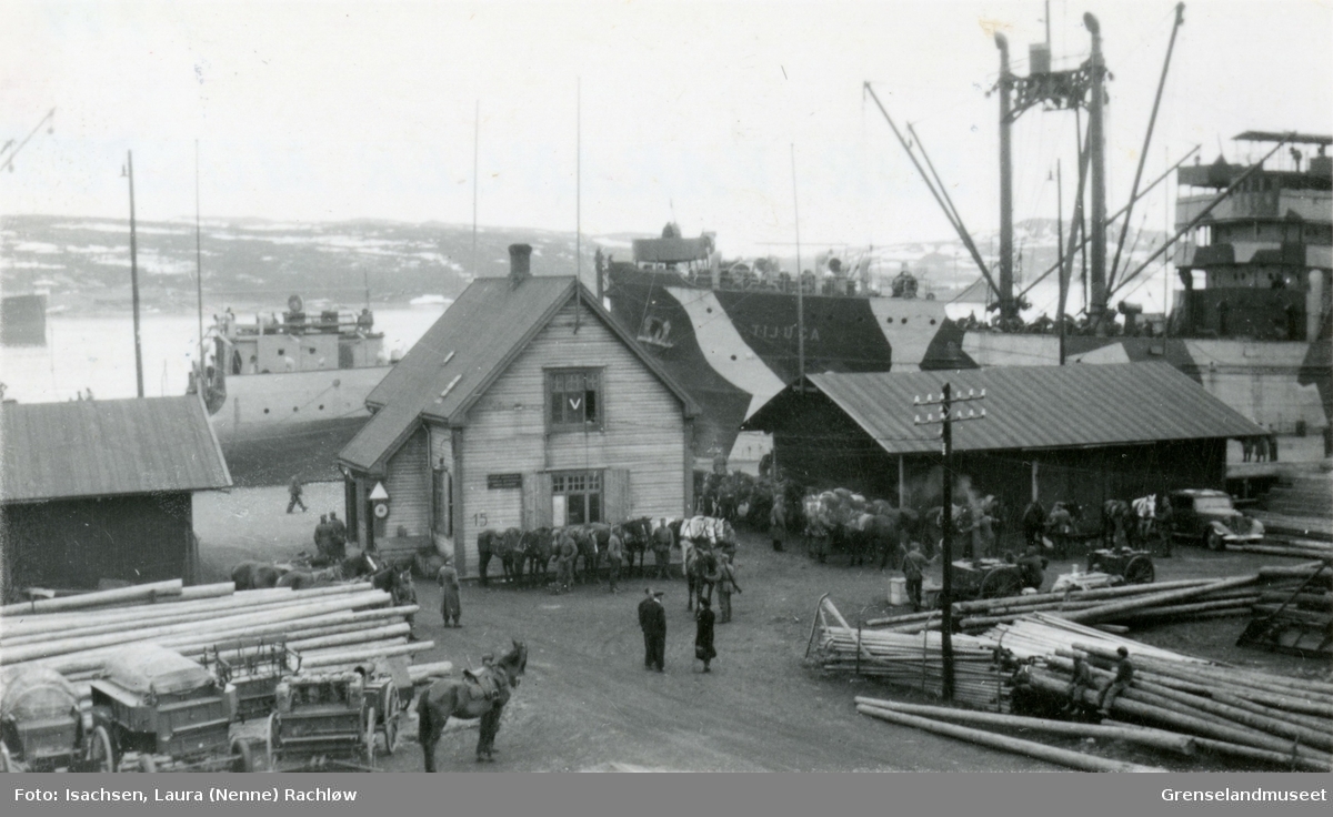 Kirkenes dampskipskai og ekspedisjon under krigen, 1941. Lossing av hester. To skip ligger til kai, Tijuca til høyre.