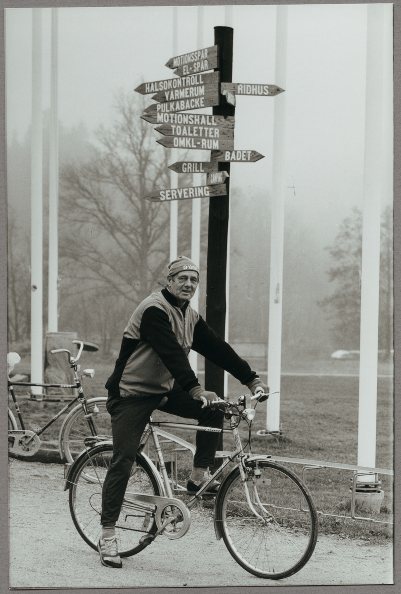 Lennart "Loket" Persson pensionerad från Trafikaktiebolaget Grängesberg - Oxelösunds Järnvägar, TGOJ. Han är nu en hurtbulle, här på cykel i Vilsta motionsområde i Eskilstuna 1987.